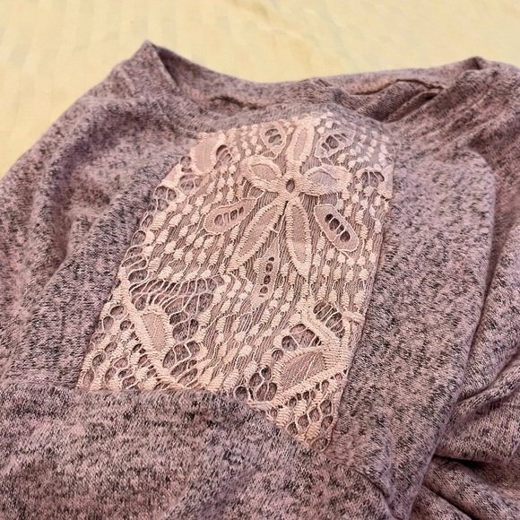 Freshman 1996 Rose Long-sleeve top with a lace pattern on the shoulder pads:) - Picture 3 of 4